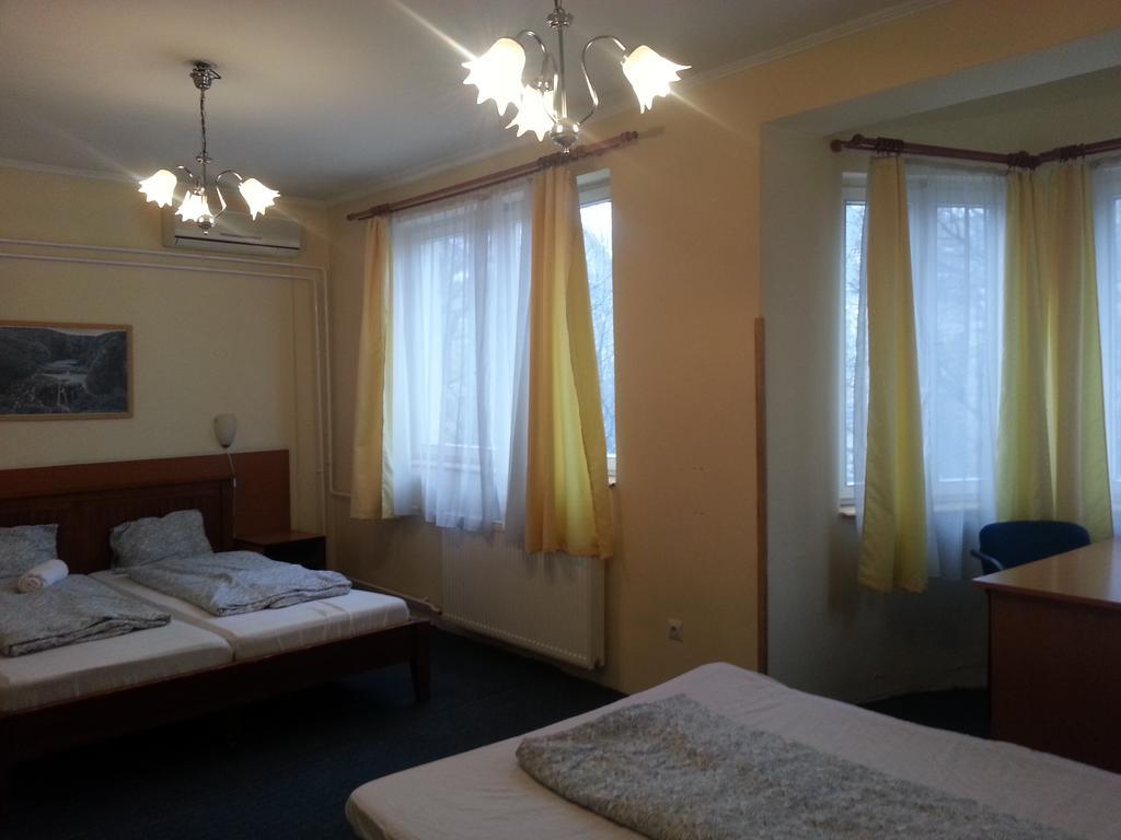 Carmen Pension Budapest Room photo